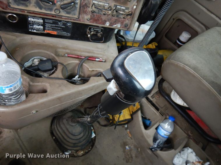 image for item HR9212 2006 International 9400  semi truck