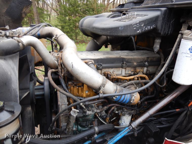 image for item HR9212 2006 International 9400  semi truck