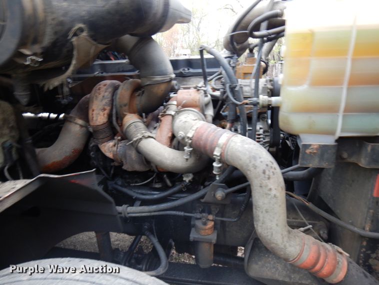 image for item HR9212 2006 International 9400  semi truck