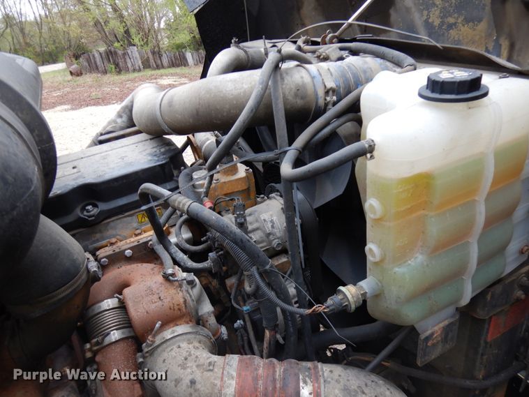 image for item HR9212 2006 International 9400  semi truck