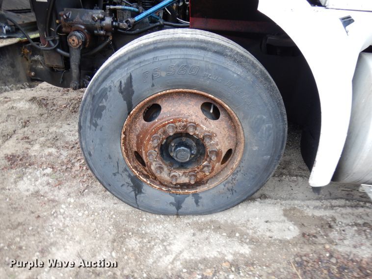 image for item HR9212 2006 International 9400  semi truck