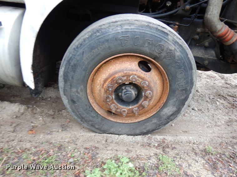 image for item HR9212 2006 International 9400  semi truck