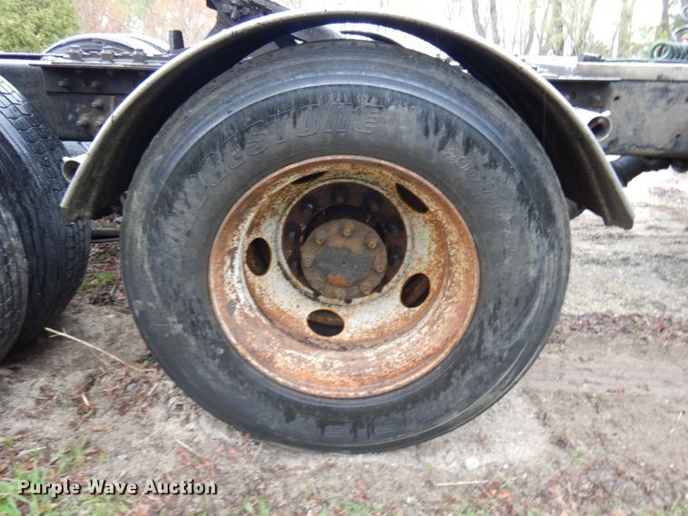 image for item HR9212 2006 International 9400  semi truck