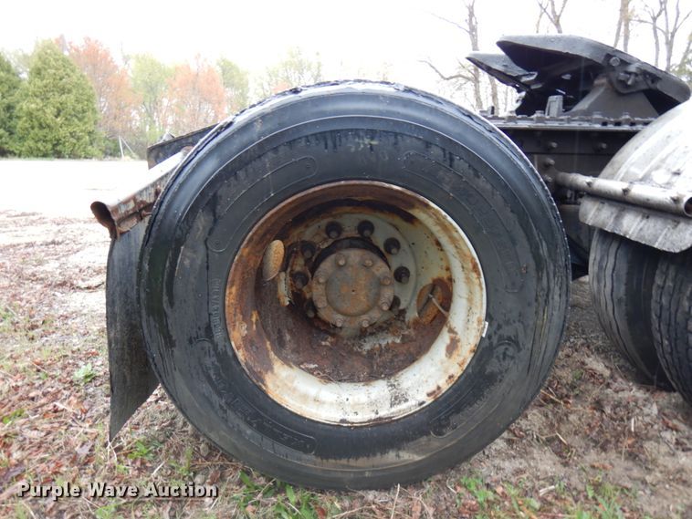 image for item HR9212 2006 International 9400  semi truck