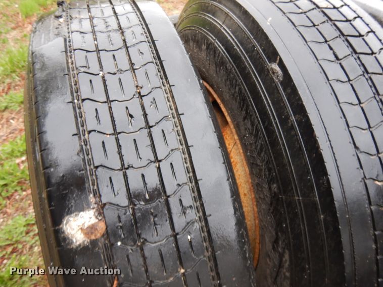 image for item HR9212 2006 International 9400  semi truck