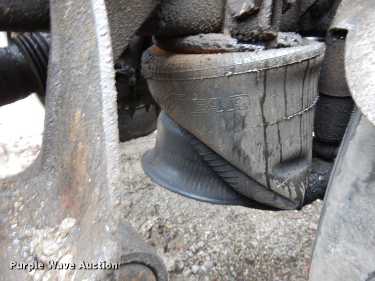 image for item HR9212 2006 International 9400  semi truck