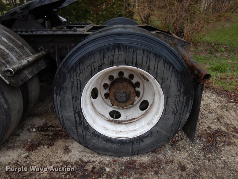 image for item HR9212 2006 International 9400  semi truck