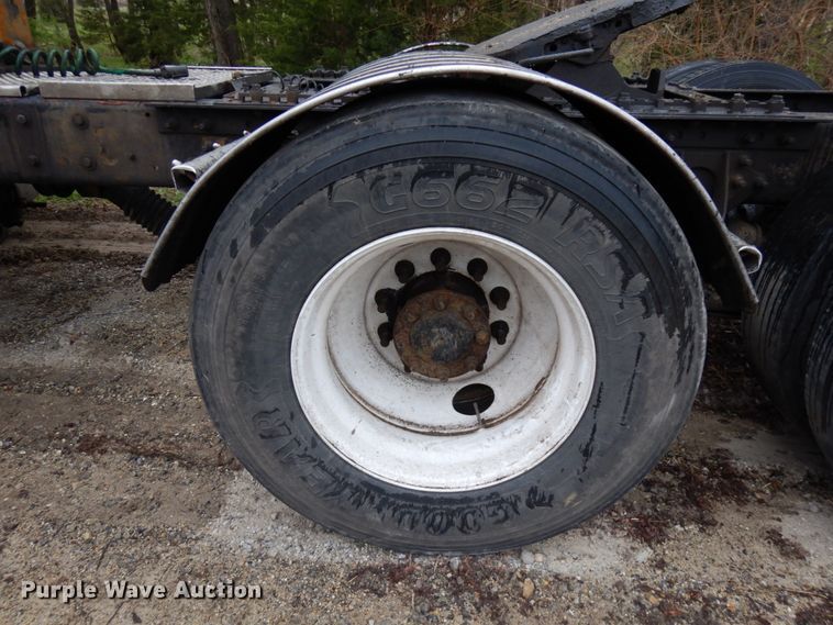 image for item HR9212 2006 International 9400  semi truck