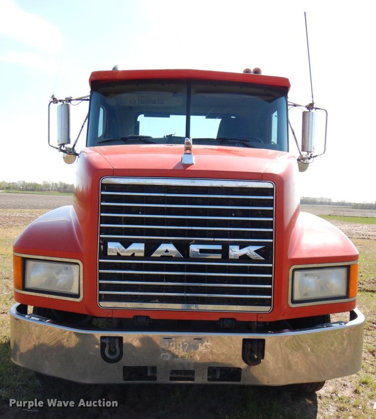 image for item HR9230 2001 Mack CH613  semi truck