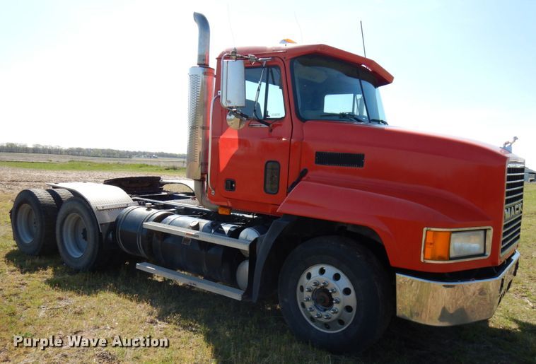 image for item HR9230 2001 Mack CH613  semi truck