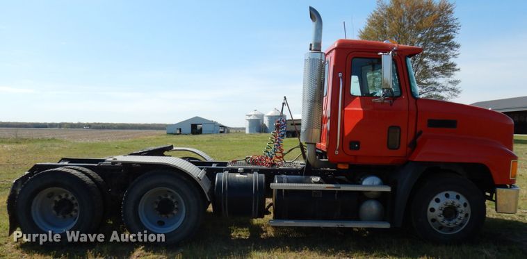 image for item HR9230 2001 Mack CH613  semi truck