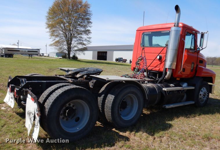 image for item HR9230 2001 Mack CH613  semi truck