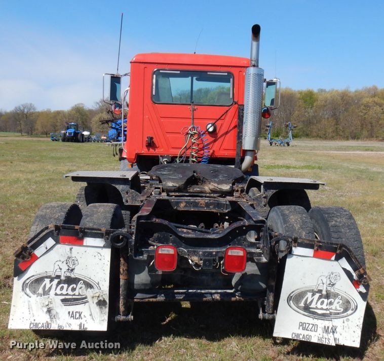 image for item HR9230 2001 Mack CH613  semi truck