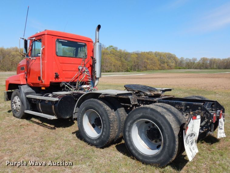image for item HR9230 2001 Mack CH613  semi truck