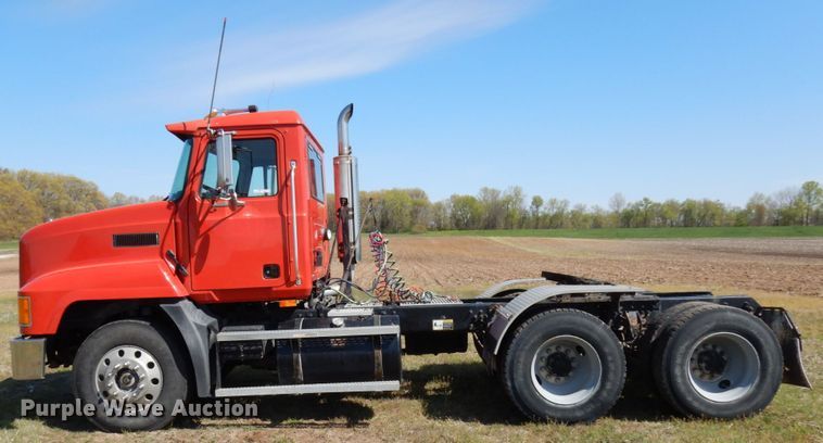 image for item HR9230 2001 Mack CH613  semi truck