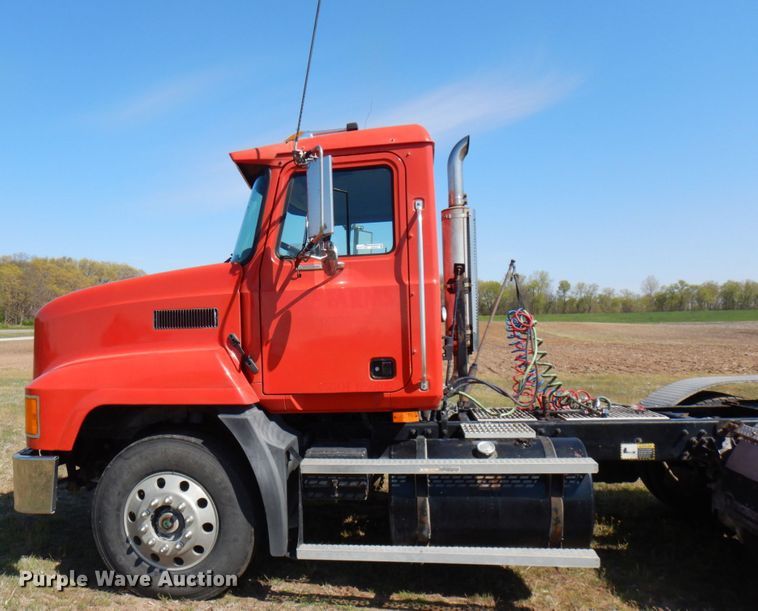 image for item HR9230 2001 Mack CH613  semi truck