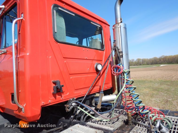 image for item HR9230 2001 Mack CH613  semi truck