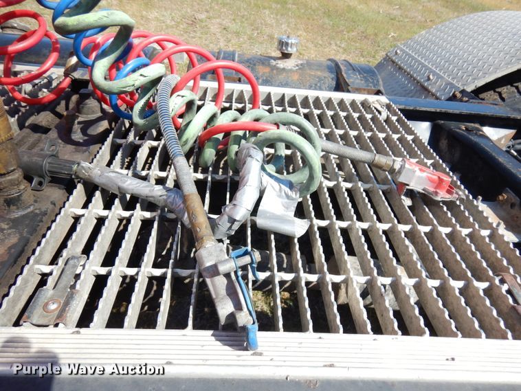 image for item HR9230 2001 Mack CH613  semi truck