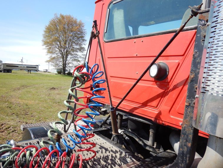 image for item HR9230 2001 Mack CH613  semi truck