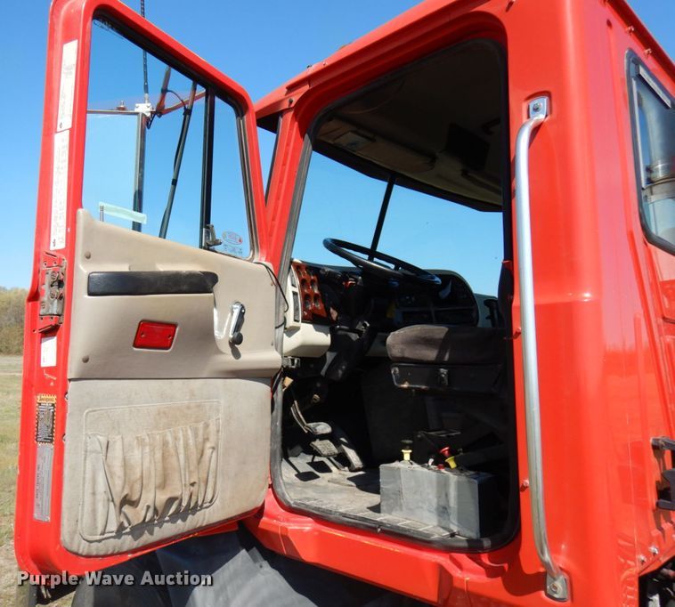 image for item HR9230 2001 Mack CH613  semi truck