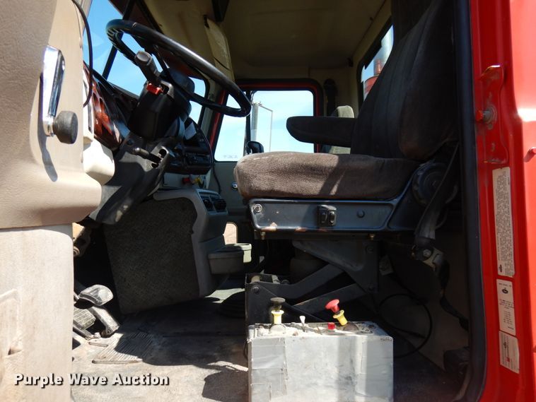 image for item HR9230 2001 Mack CH613  semi truck