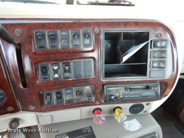 image for item HR9230 2001 Mack CH613  semi truck