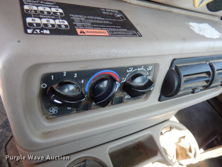 image for item HR9230 2001 Mack CH613  semi truck