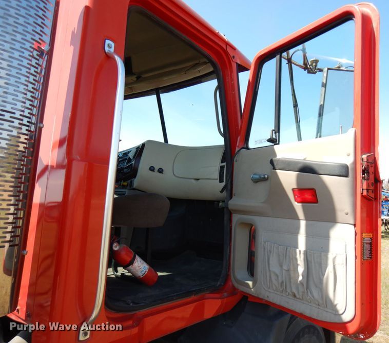 image for item HR9230 2001 Mack CH613  semi truck