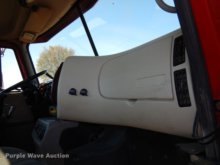 image for item HR9230 2001 Mack CH613  semi truck