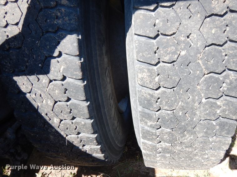 image for item HR9230 2001 Mack CH613  semi truck