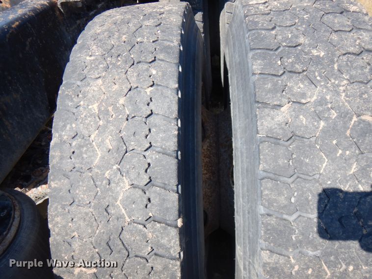 image for item HR9230 2001 Mack CH613  semi truck