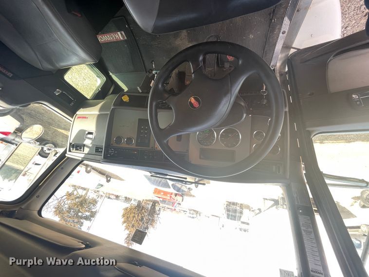 image for item HX9830 2015 Kenworth T370  box truck