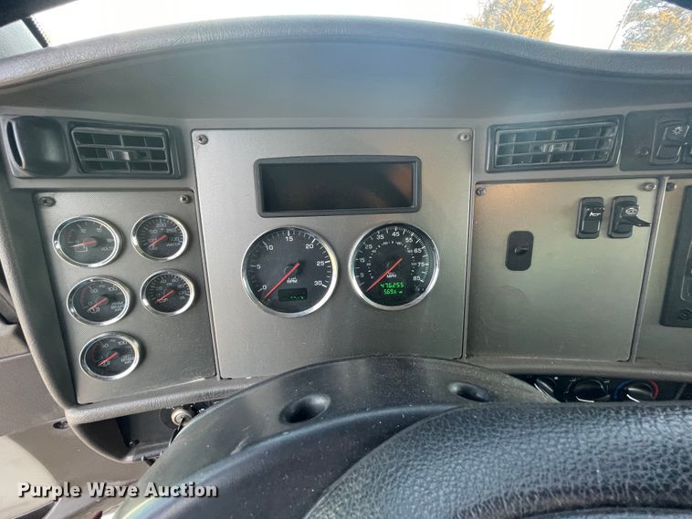 image for item HX9830 2015 Kenworth T370  box truck