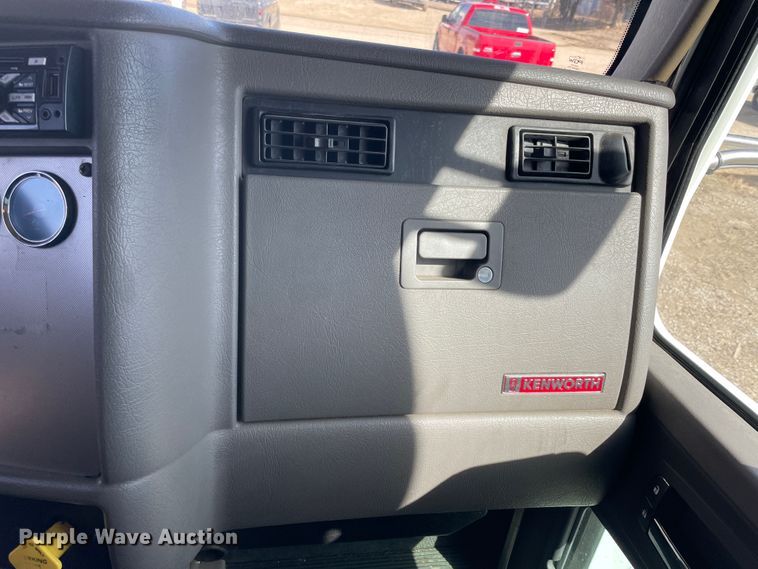 image for item HX9830 2015 Kenworth T370  box truck