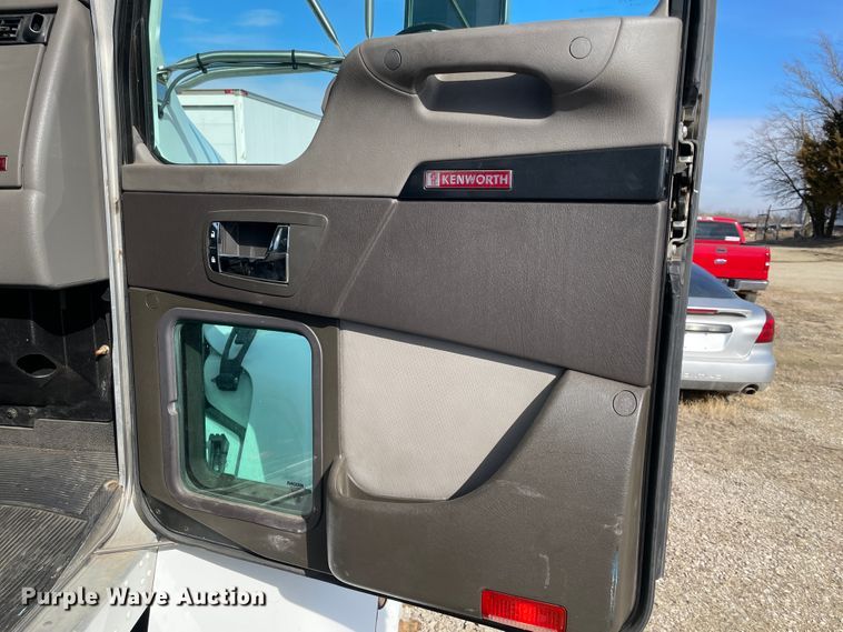 image for item HX9830 2015 Kenworth T370  box truck