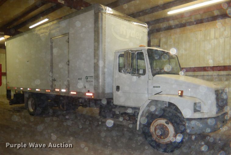 image for item IQ9266 2001 Freightliner FL70  box truck