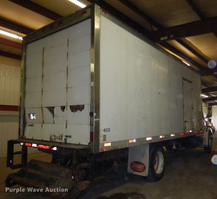 image for item IQ9266 2001 Freightliner FL70  box truck