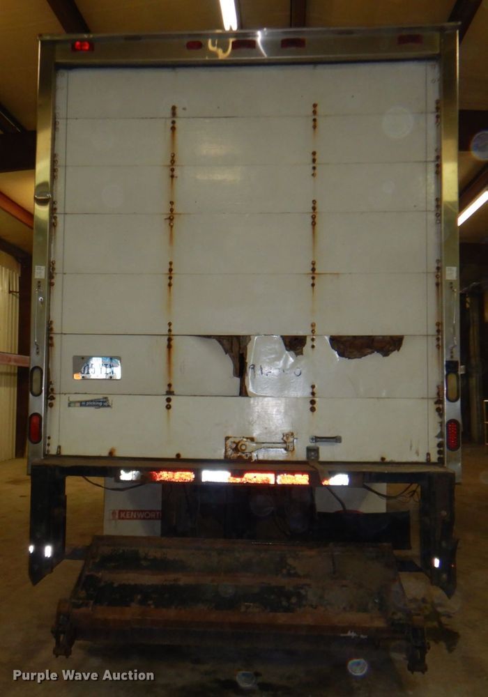 image for item IQ9266 2001 Freightliner FL70  box truck