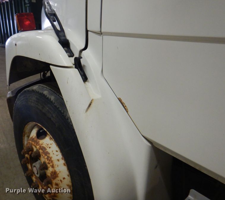 image for item IQ9266 2001 Freightliner FL70  box truck