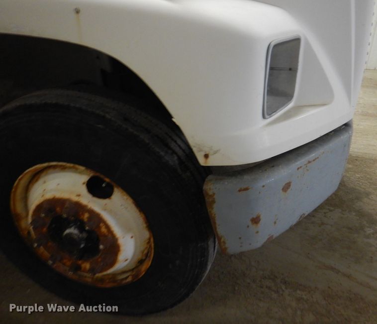 image for item IQ9266 2001 Freightliner FL70  box truck