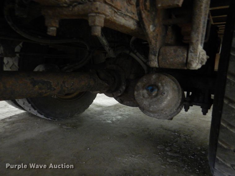 image for item IQ9266 2001 Freightliner FL70  box truck