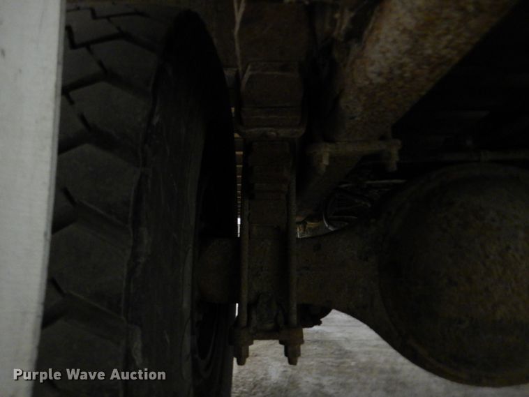 image for item IQ9266 2001 Freightliner FL70  box truck