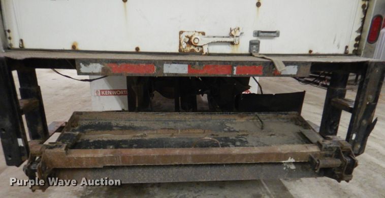 image for item IQ9266 2001 Freightliner FL70  box truck