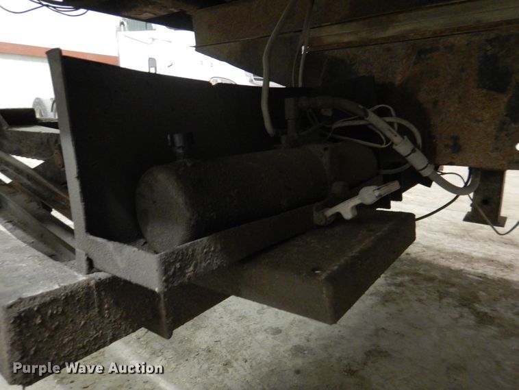 image for item IQ9266 2001 Freightliner FL70  box truck