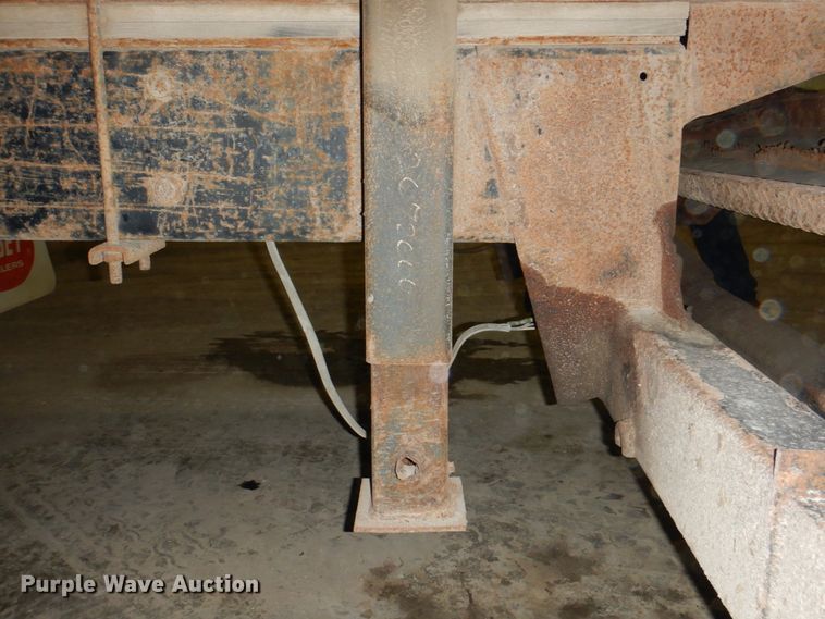 image for item IQ9266 2001 Freightliner FL70  box truck