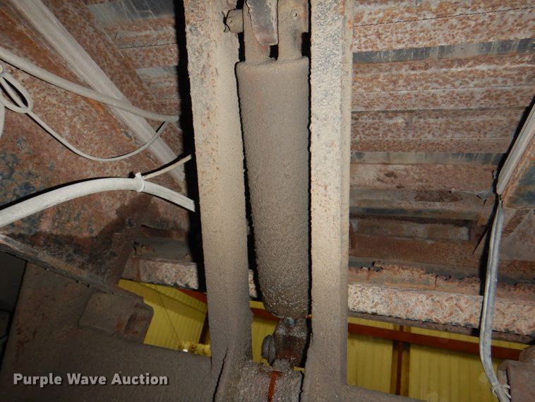 image for item IQ9266 2001 Freightliner FL70  box truck