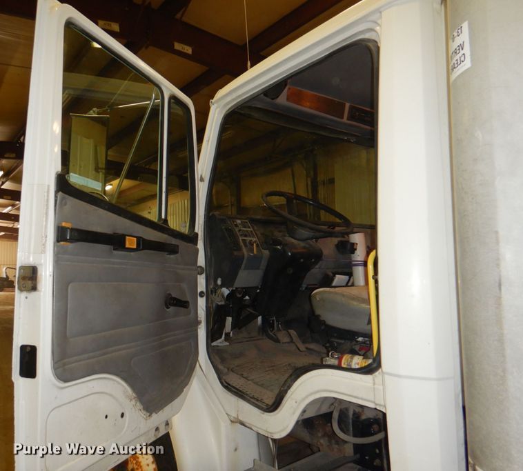 image for item IQ9266 2001 Freightliner FL70  box truck
