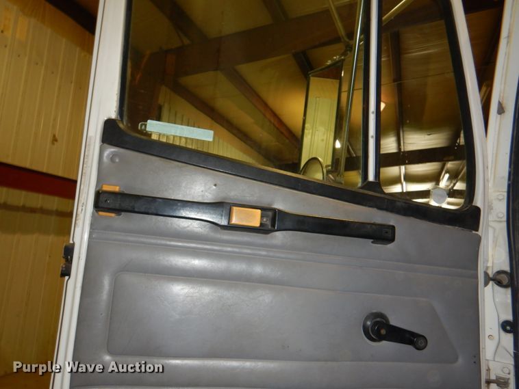 image for item IQ9266 2001 Freightliner FL70  box truck