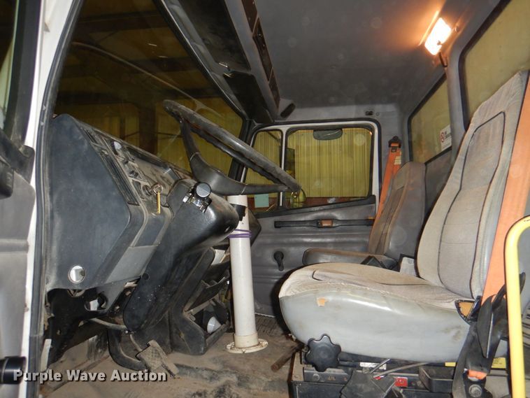 image for item IQ9266 2001 Freightliner FL70  box truck