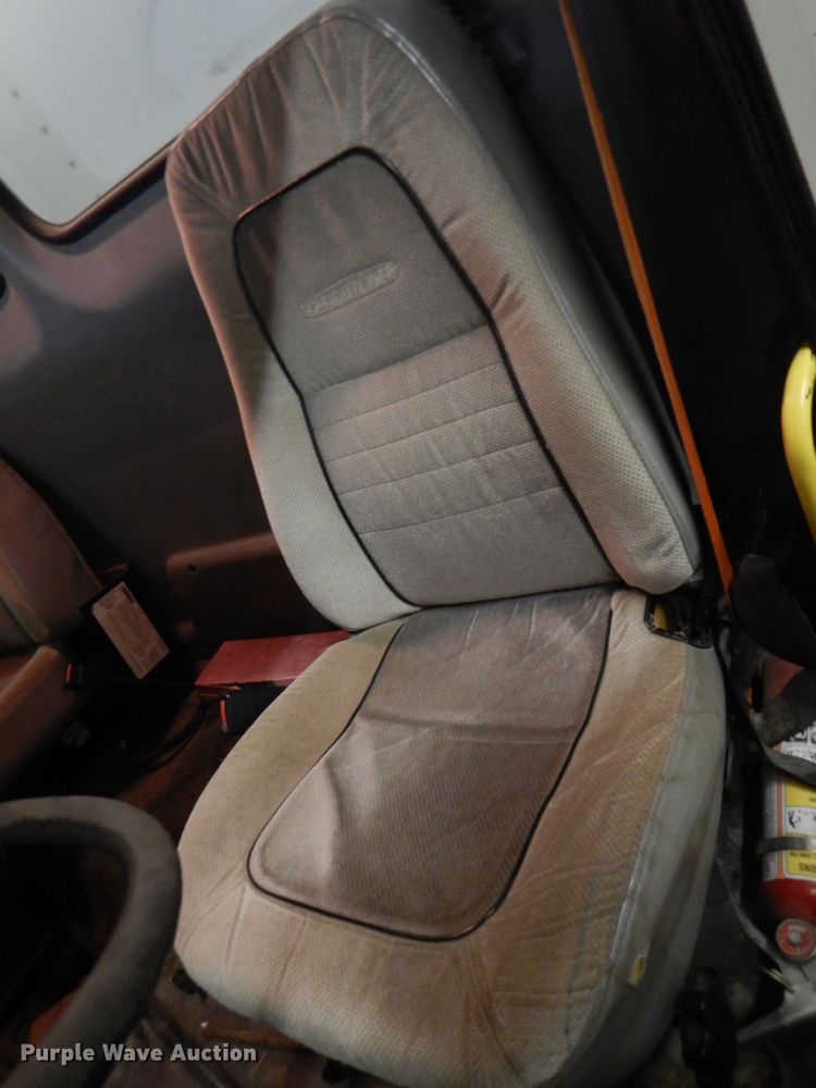 image for item IQ9266 2001 Freightliner FL70  box truck